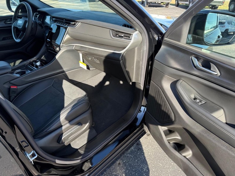 Jeep Grand Cherokee Vehicle Full-screen Gallery Image 16