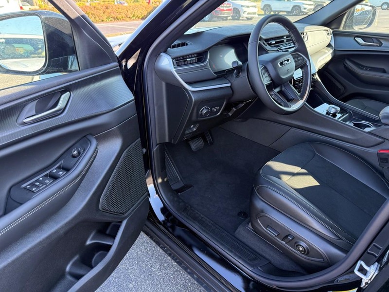 Jeep Grand Cherokee Vehicle Full-screen Gallery Image 18