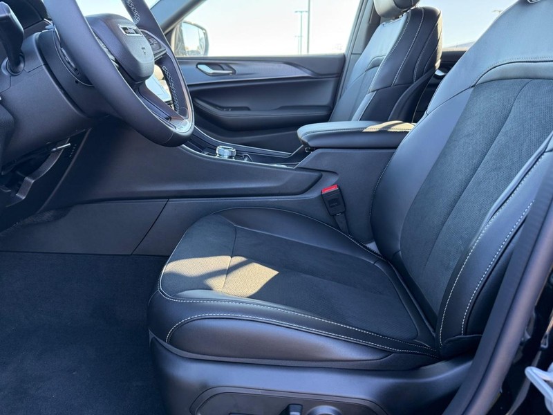 Jeep Grand Cherokee Vehicle Full-screen Gallery Image 19