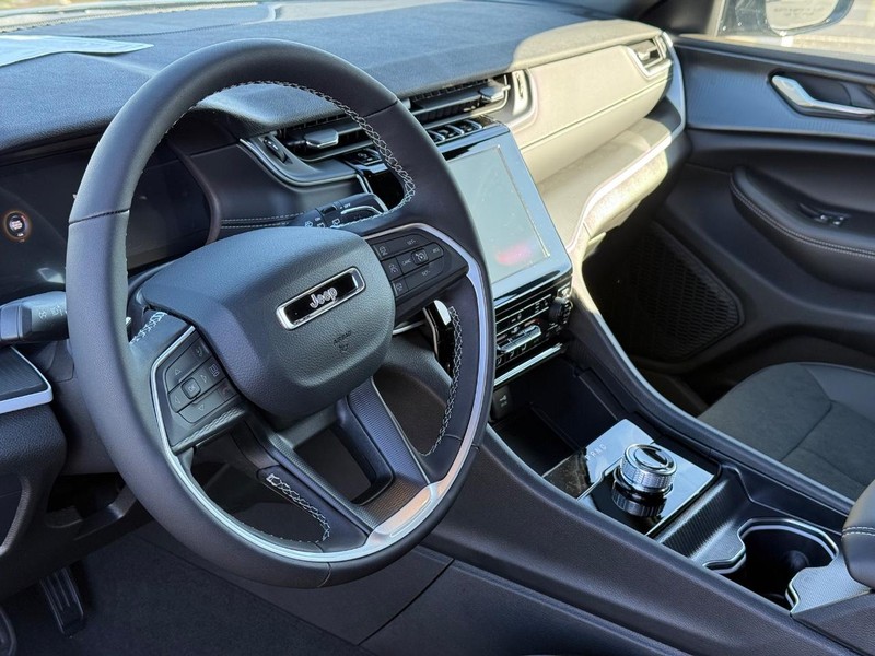 Jeep Grand Cherokee Vehicle Full-screen Gallery Image 20