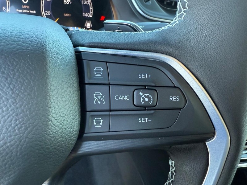 Jeep Grand Cherokee Vehicle Full-screen Gallery Image 22