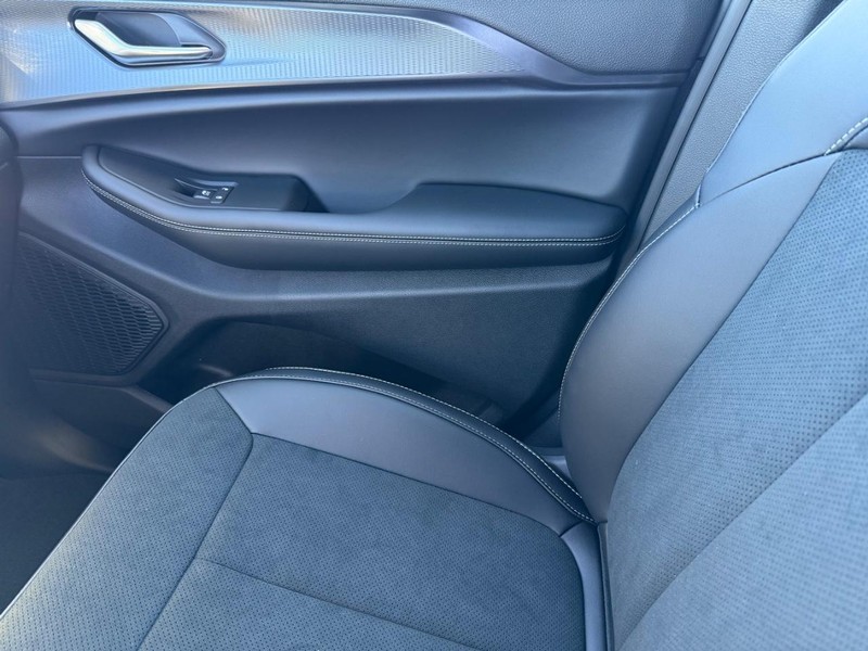 Jeep Grand Cherokee Vehicle Full-screen Gallery Image 29