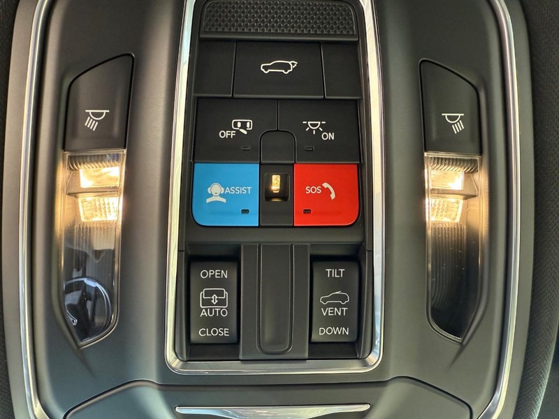 Jeep Grand Cherokee Vehicle Full-screen Gallery Image 30