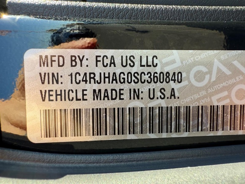 Jeep Grand Cherokee Vehicle Full-screen Gallery Image 34