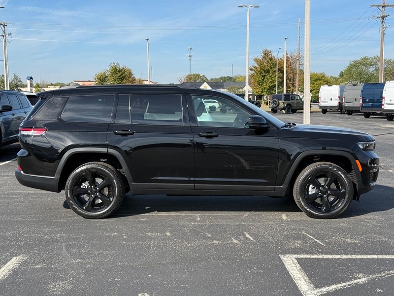 Jeep Grand Cherokee L Vehicle Full-screen Gallery Image 2