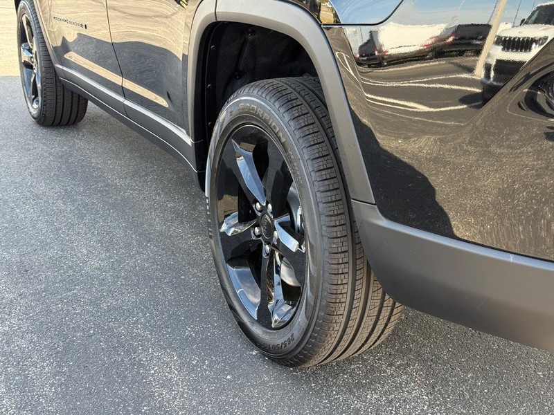 Jeep Grand Cherokee L Vehicle Full-screen Gallery Image 6