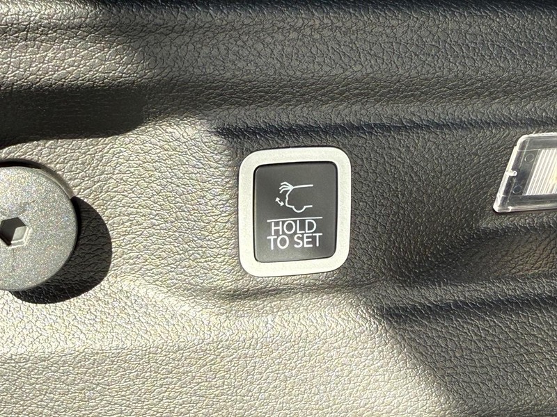 Jeep Grand Cherokee L Vehicle Full-screen Gallery Image 8