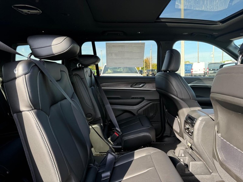 Jeep Grand Cherokee L Vehicle Full-screen Gallery Image 11