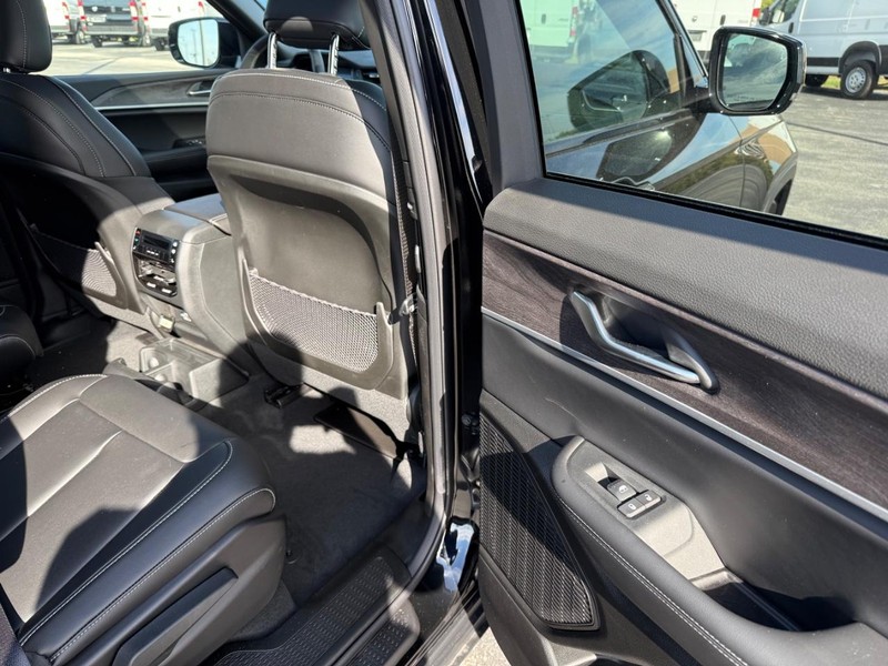 Jeep Grand Cherokee L Vehicle Full-screen Gallery Image 12