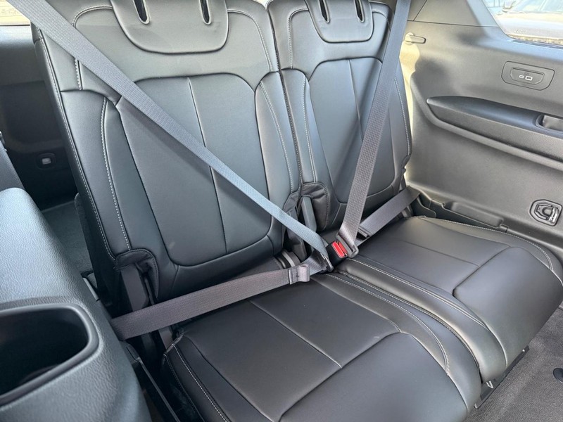 Jeep Grand Cherokee L Vehicle Full-screen Gallery Image 13