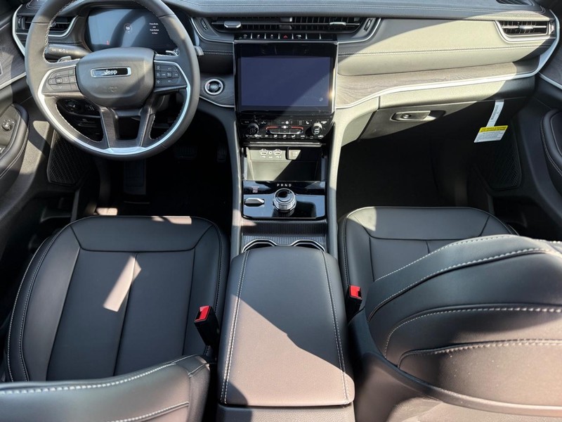 Jeep Grand Cherokee L Vehicle Full-screen Gallery Image 15