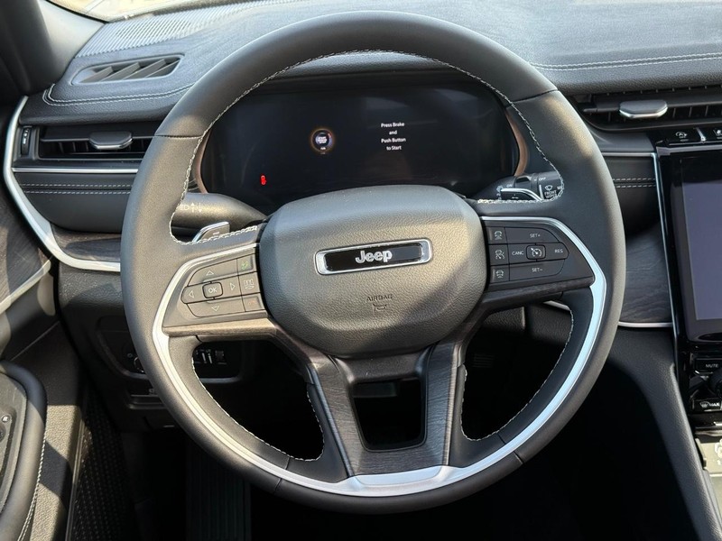 Jeep Grand Cherokee L Vehicle Full-screen Gallery Image 16