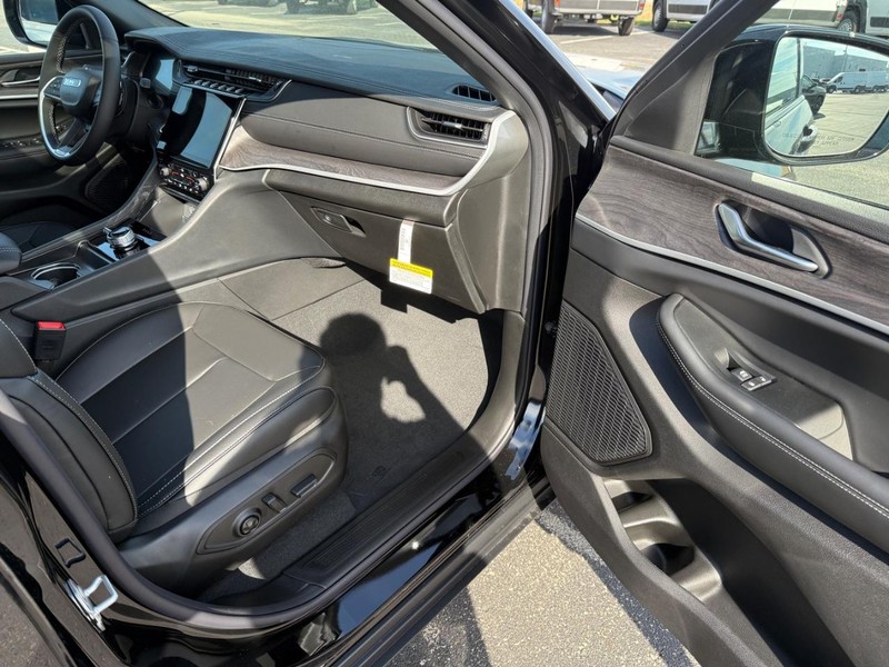 Jeep Grand Cherokee L Vehicle Full-screen Gallery Image 17