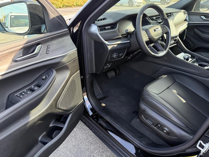 Jeep Grand Cherokee L Vehicle Full-screen Gallery Image 19