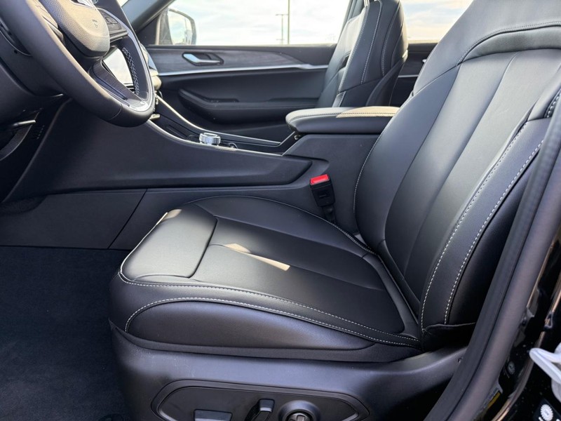 Jeep Grand Cherokee L Vehicle Full-screen Gallery Image 20