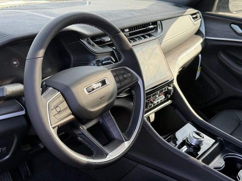 Jeep Grand Cherokee L Vehicle Full-screen Gallery Image 21