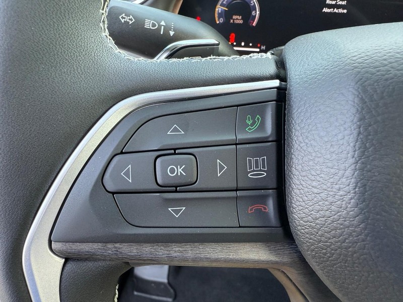 Jeep Grand Cherokee L Vehicle Full-screen Gallery Image 22