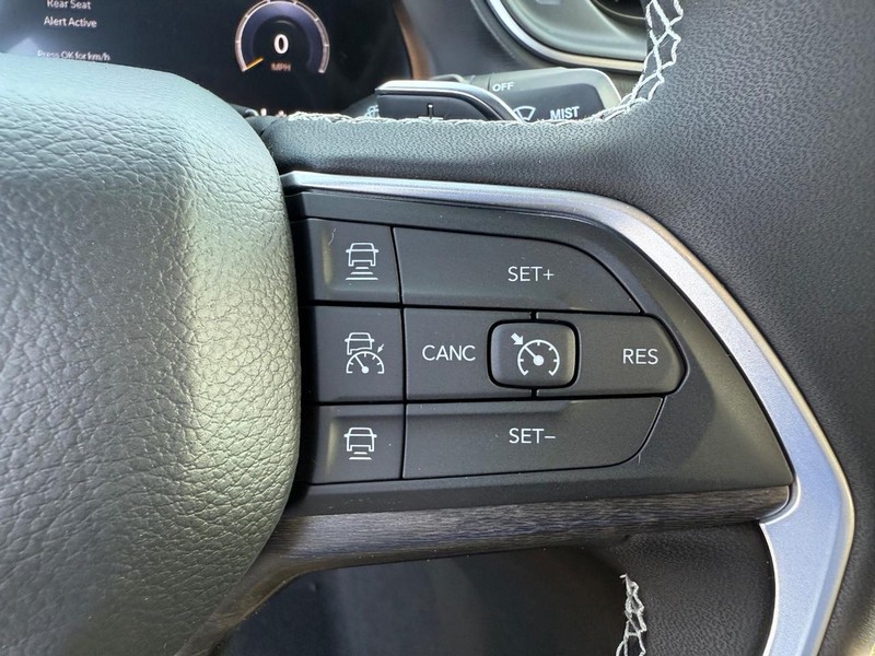 Jeep Grand Cherokee L Vehicle Full-screen Gallery Image 23