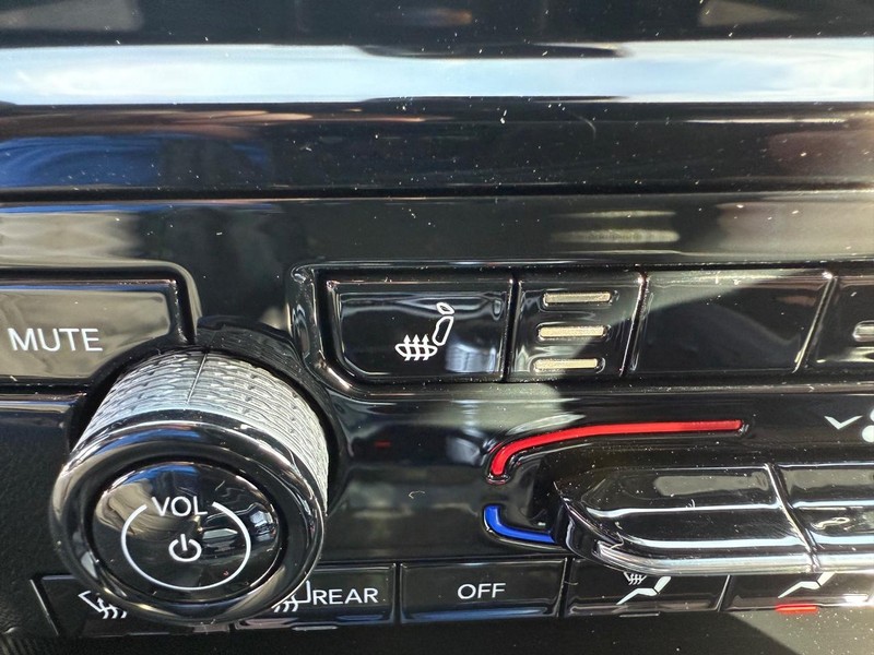 Jeep Grand Cherokee L Vehicle Full-screen Gallery Image 25