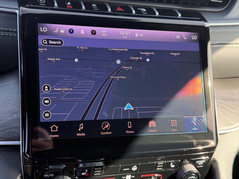 Jeep Grand Cherokee L Vehicle Full-screen Gallery Image 26