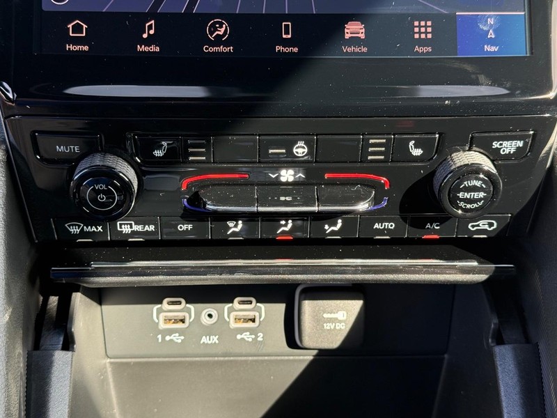 Jeep Grand Cherokee L Vehicle Full-screen Gallery Image 28