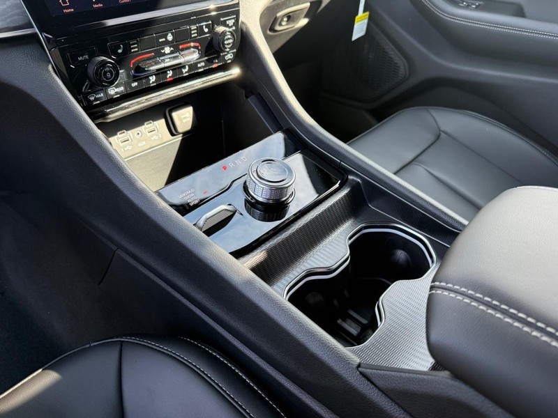 Jeep Grand Cherokee L Vehicle Full-screen Gallery Image 29