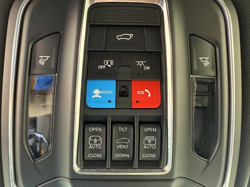 Jeep Grand Cherokee L Vehicle Full-screen Gallery Image 31