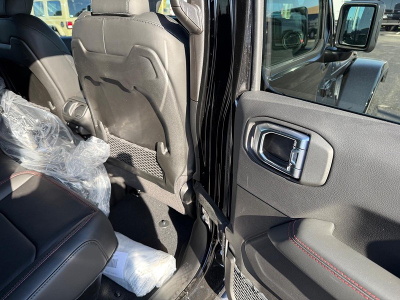 Jeep Gladiator Vehicle Full-screen Gallery Image 11