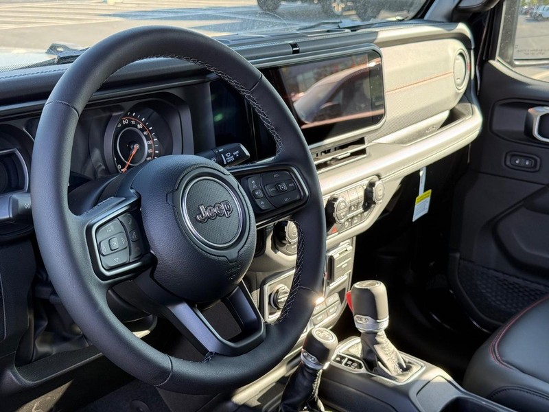 Jeep Gladiator Vehicle Full-screen Gallery Image 18