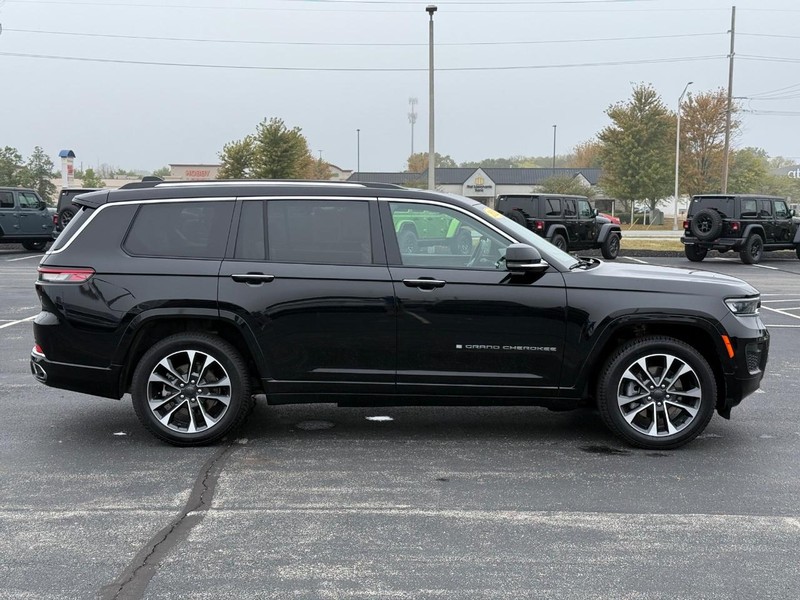 Jeep Grand Cherokee L Vehicle Full-screen Gallery Image 2