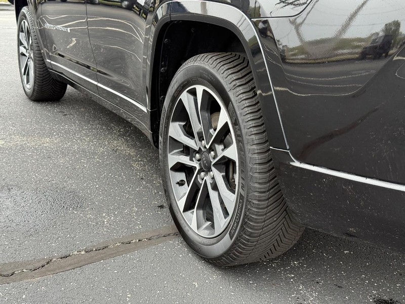 Jeep Grand Cherokee L Vehicle Full-screen Gallery Image 6