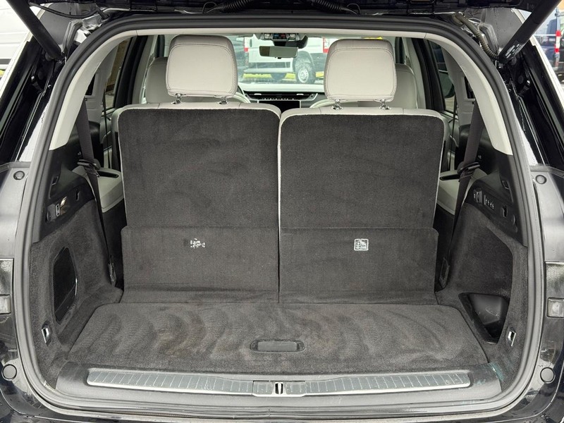 Jeep Grand Cherokee L Vehicle Full-screen Gallery Image 7