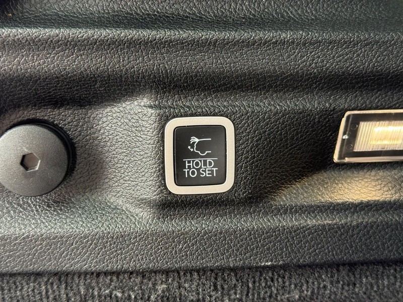 Jeep Grand Cherokee L Vehicle Full-screen Gallery Image 8