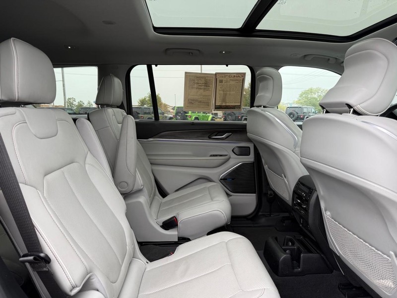 Jeep Grand Cherokee L Vehicle Full-screen Gallery Image 12