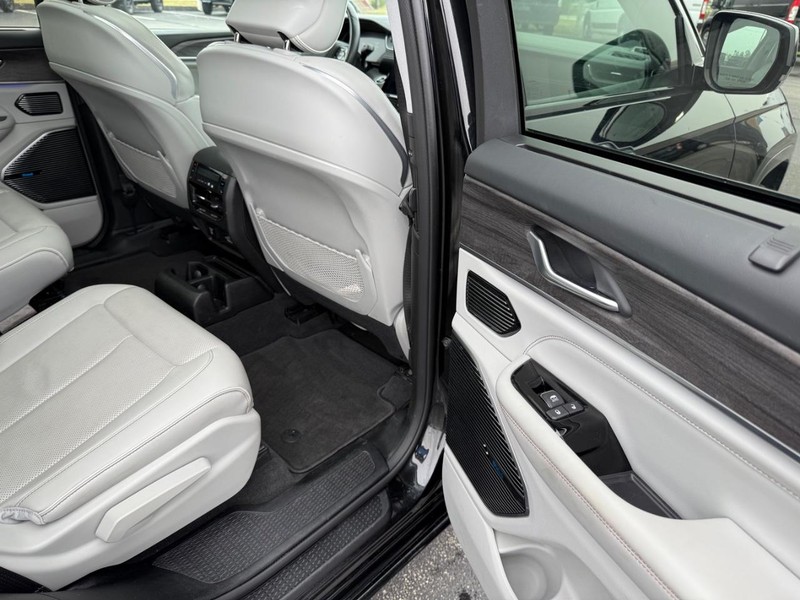 Jeep Grand Cherokee L Vehicle Full-screen Gallery Image 13