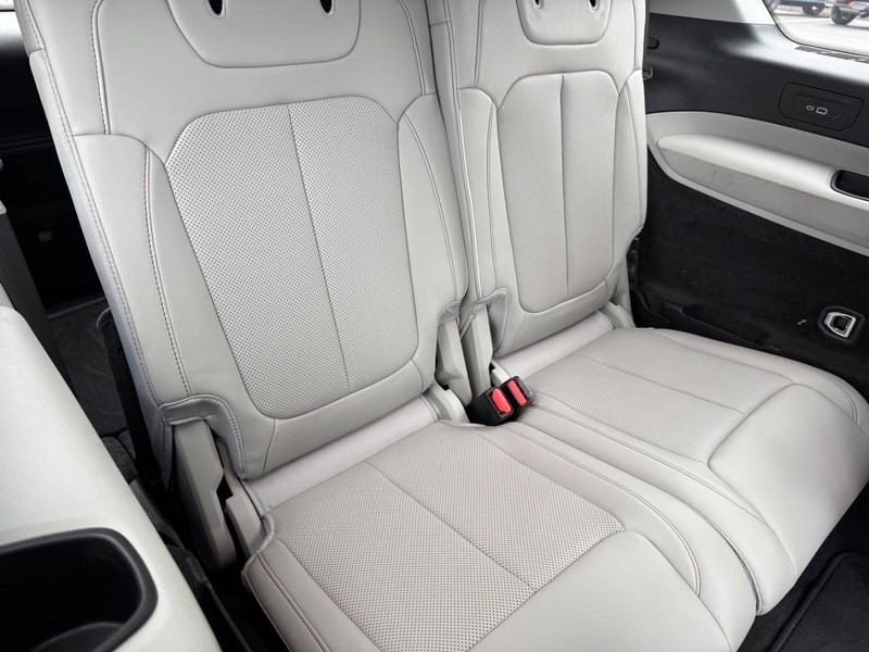 Jeep Grand Cherokee L Vehicle Full-screen Gallery Image 14