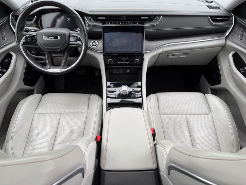 Jeep Grand Cherokee L Vehicle Full-screen Gallery Image 16