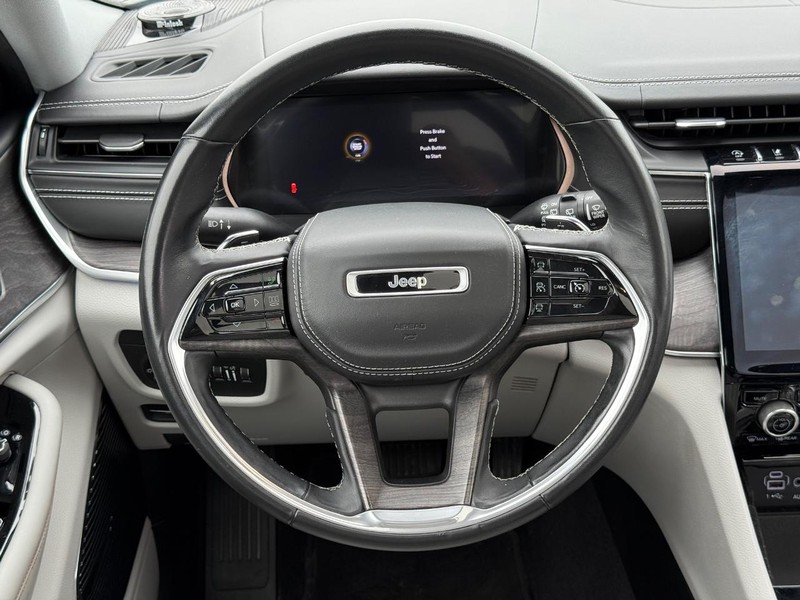 Jeep Grand Cherokee L Vehicle Full-screen Gallery Image 17