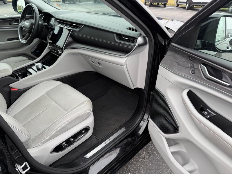 Jeep Grand Cherokee L Vehicle Full-screen Gallery Image 18