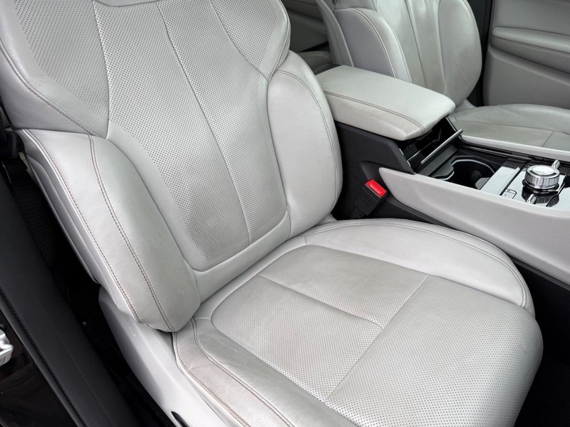 Jeep Grand Cherokee L Vehicle Full-screen Gallery Image 19