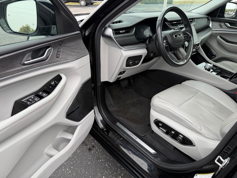 Jeep Grand Cherokee L Vehicle Full-screen Gallery Image 20