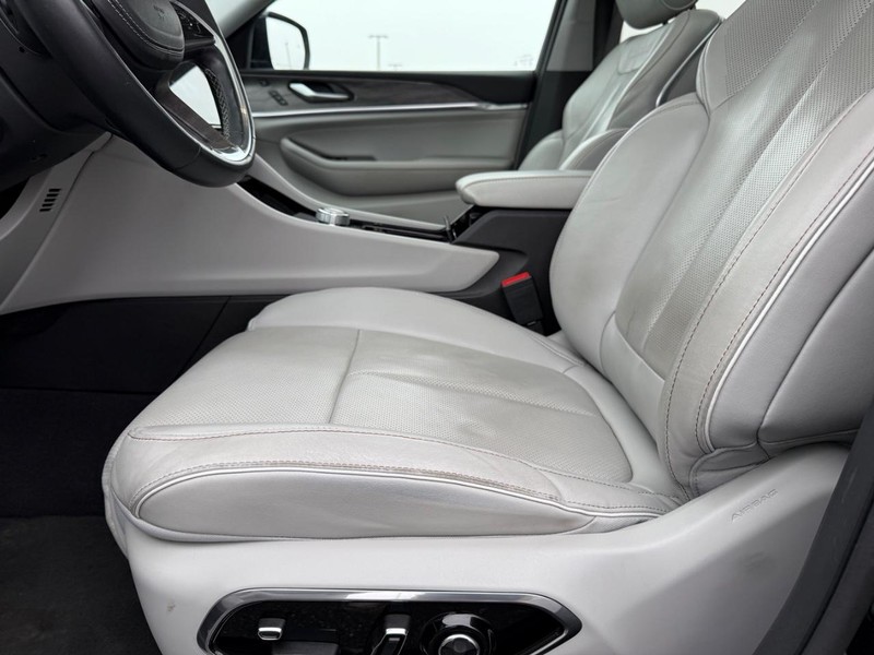 Jeep Grand Cherokee L Vehicle Full-screen Gallery Image 21