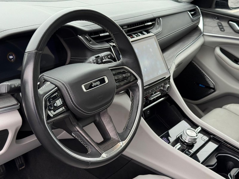 Jeep Grand Cherokee L Vehicle Full-screen Gallery Image 22