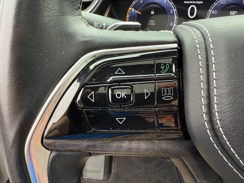 Jeep Grand Cherokee L Vehicle Full-screen Gallery Image 23