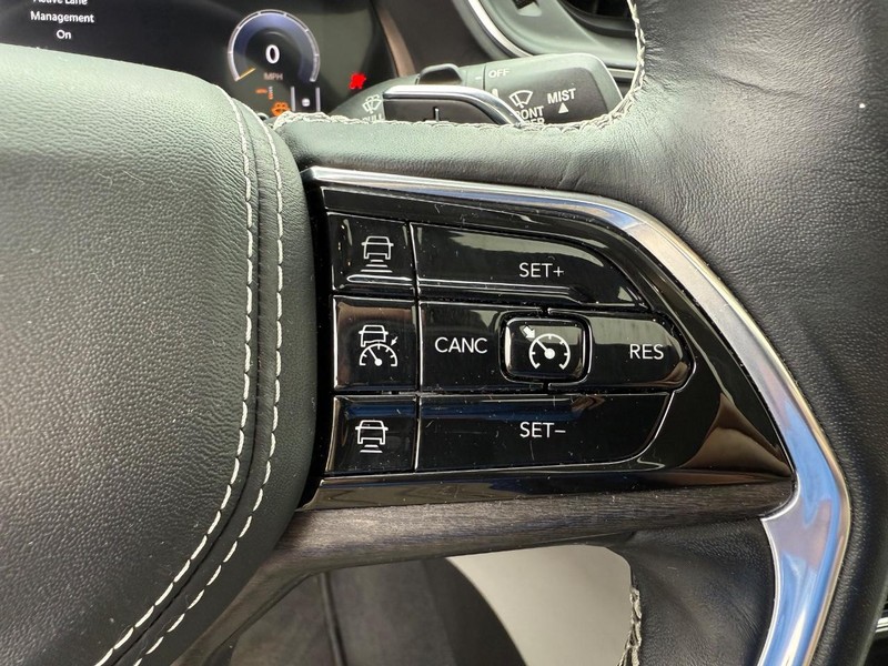 Jeep Grand Cherokee L Vehicle Full-screen Gallery Image 24