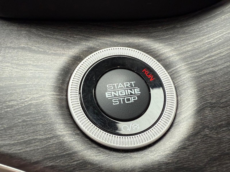 Jeep Grand Cherokee L Vehicle Full-screen Gallery Image 25