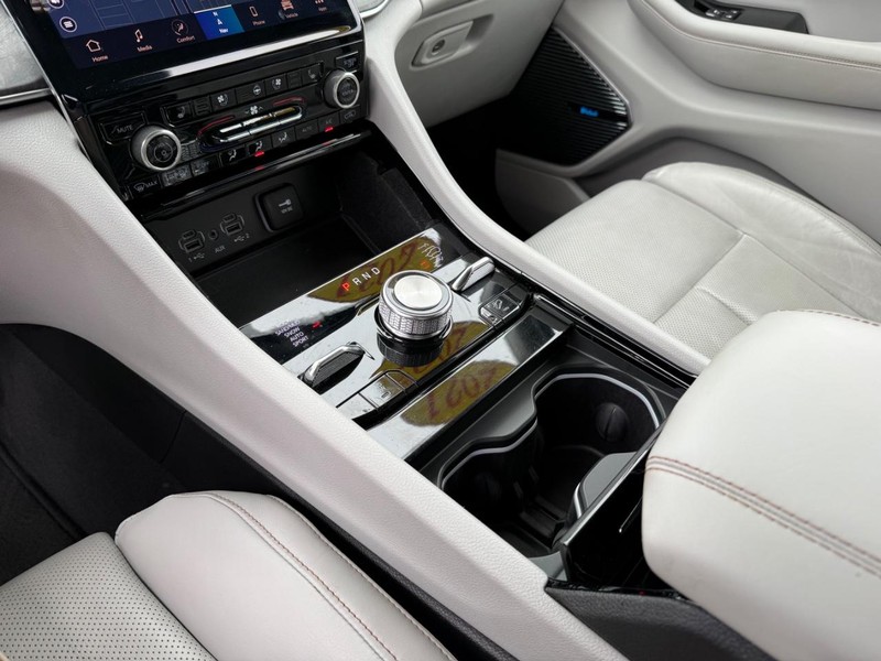 Jeep Grand Cherokee L Vehicle Full-screen Gallery Image 29