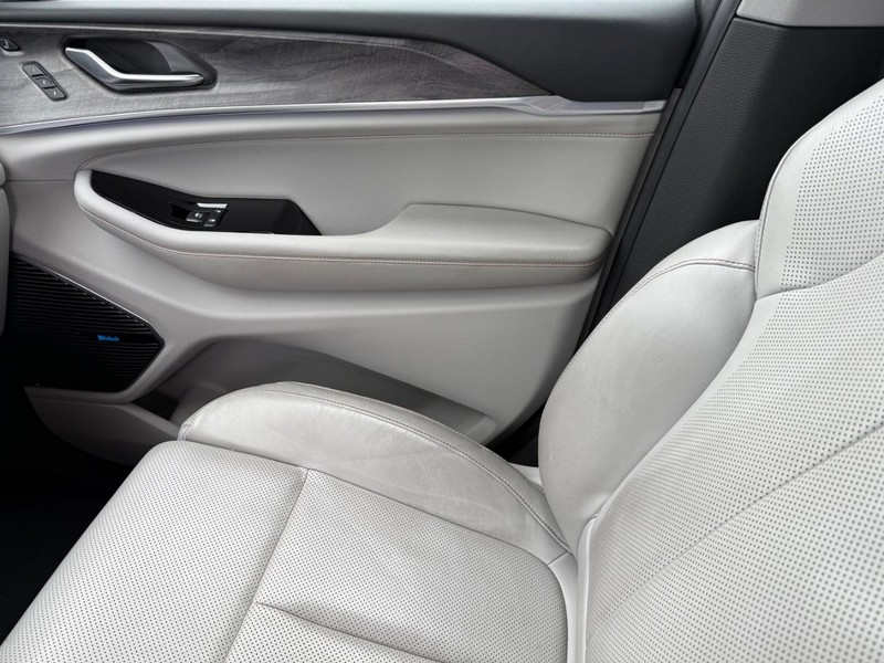 Jeep Grand Cherokee L Vehicle Full-screen Gallery Image 30