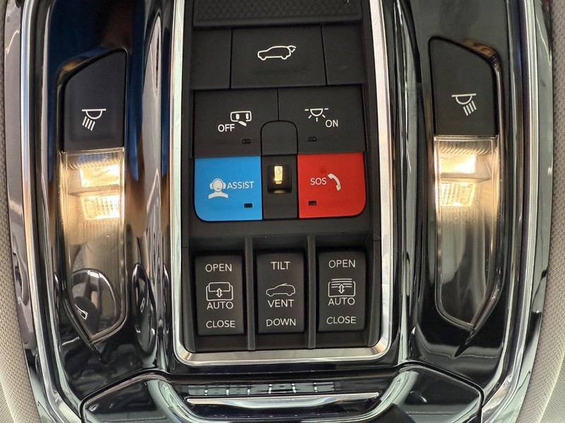 Jeep Grand Cherokee L Vehicle Full-screen Gallery Image 31