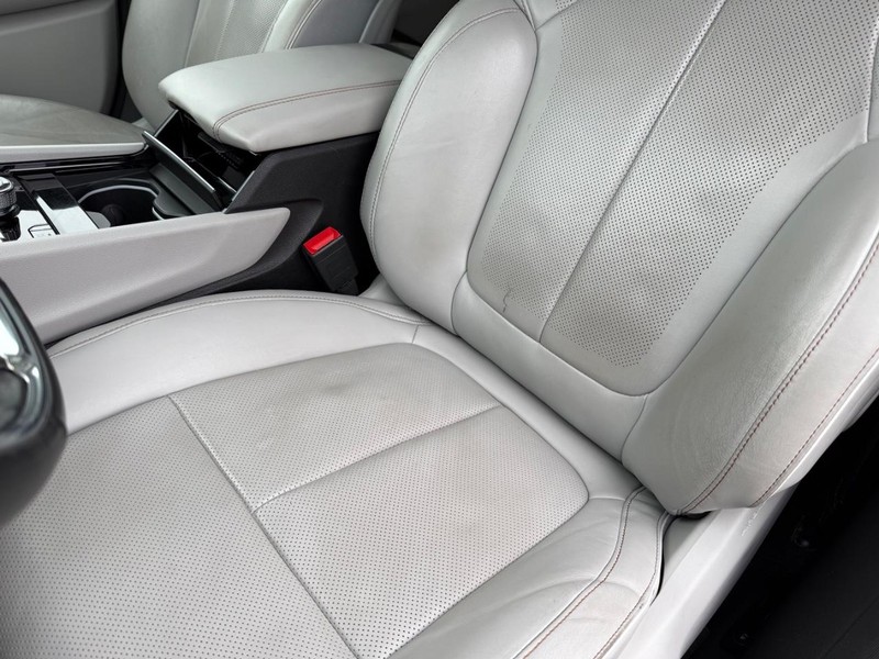 Jeep Grand Cherokee L Vehicle Full-screen Gallery Image 34